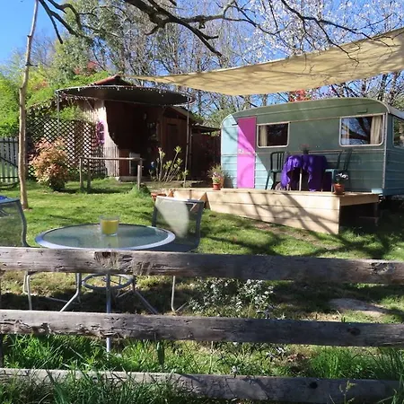 Groovy Caravane Campingplads Montbrun-Bocage